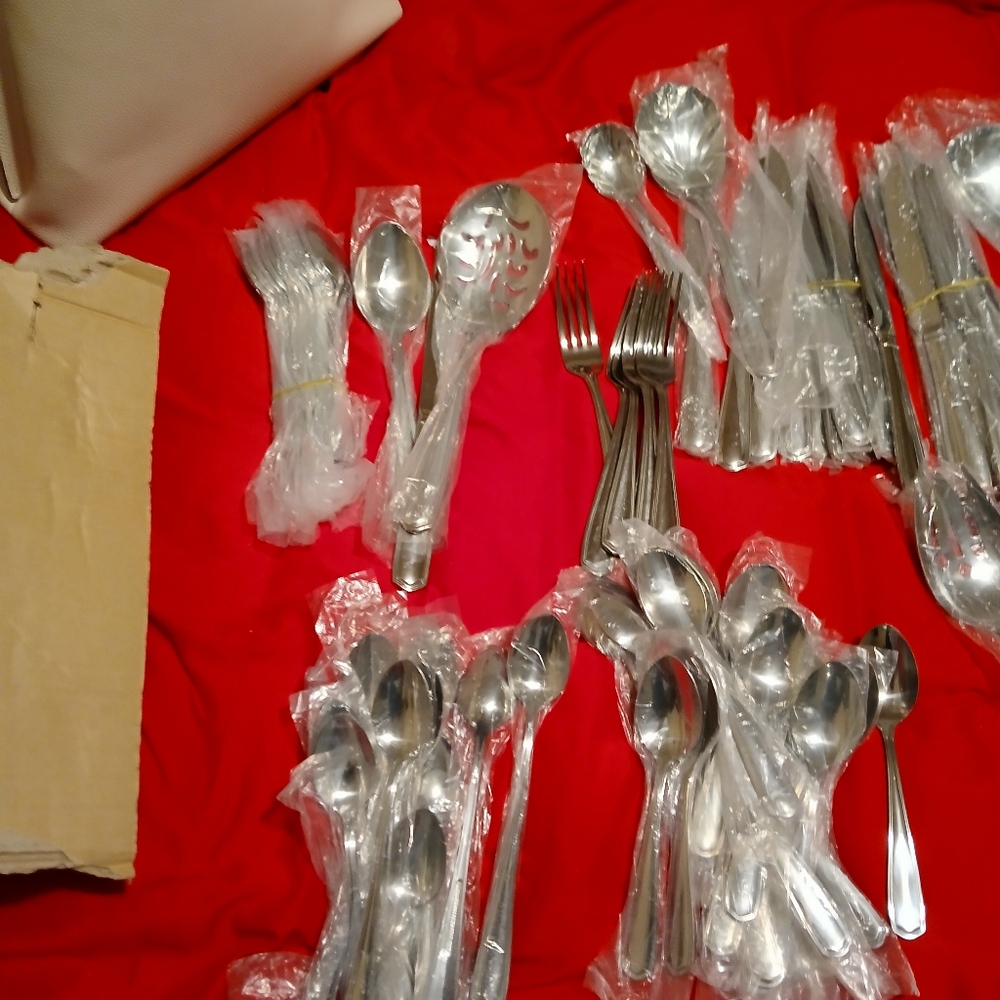 BRAND NEW REED &BARTON STAINLESS STEEL DINNER WARE HAS EVERYTHING EVEN BIG SPOON